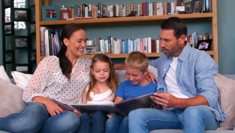 familia leyendo un libro juntos