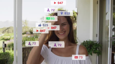 Mujer-Sonriente-Al-Aire-Libre-Con-Animación-De-Notificaciones-De-Redes-Sociales