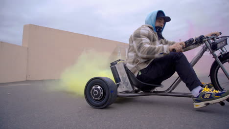 una emocionante escena de carreras de gokart llena de efectos de humo y acción emocionante se desarrolla