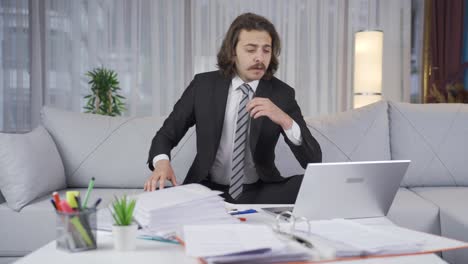 hombre de negocios carismático que trabaja en casa.