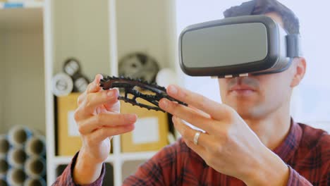 Mechaniker-Hält-Kettenblatt,-Während-Er-Das-Virtual-Reality-Headset-4k-Verwendet