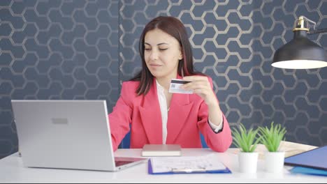 Mujer-De-Negocios-Joven-De-Compras-Con-Tarjeta-De-Crédito.