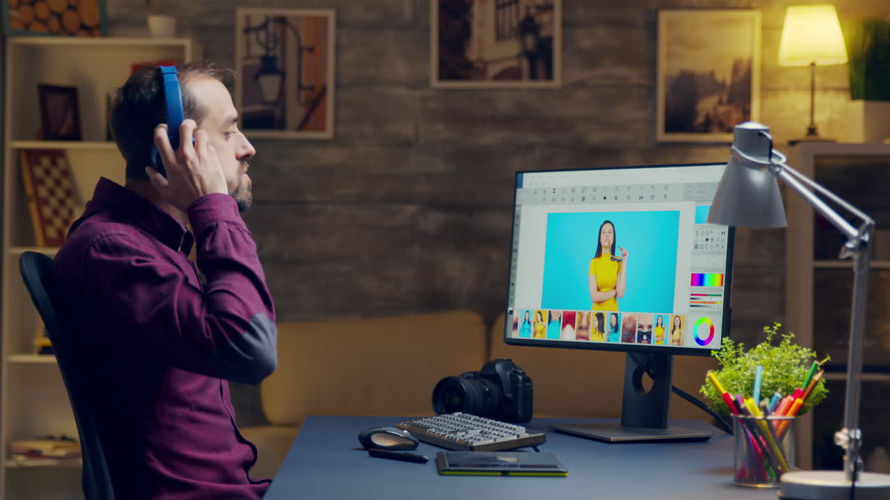 fotógrafo poniendo auriculares y escuchando música