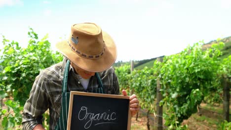 wine-grower holding a notice