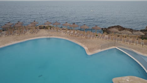 Piscina-De-Lujo-Junto-Al-Mar-Mediterráneo-En-La-Localidad-Turística-De-Cala-D&#39;or-En-La-Isla-Española-De-Mallorca