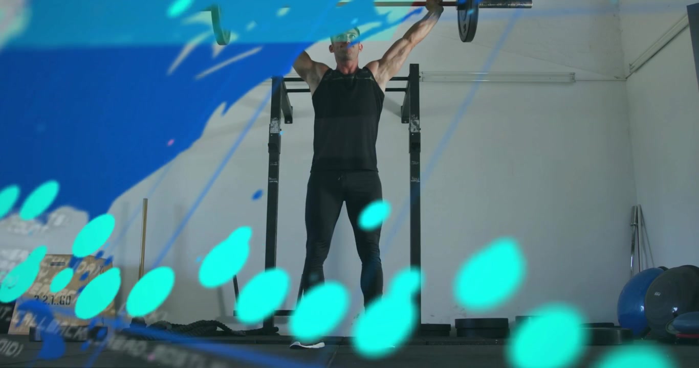 Mand løfter olympisk vægtstang over hovedet i fitnesscenter med overlay, der viser præstationsdata.