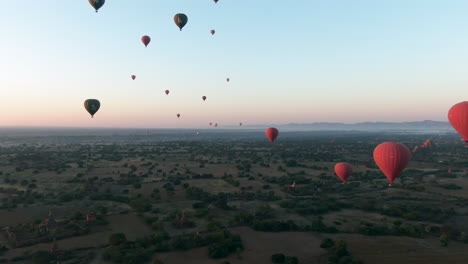 Gruppe-Von-Heißluftballons-überfliegt-Ländliche-Felder-Von-Bagan-In-Myanmar-–-Aufsteigende-Luftaufnahme