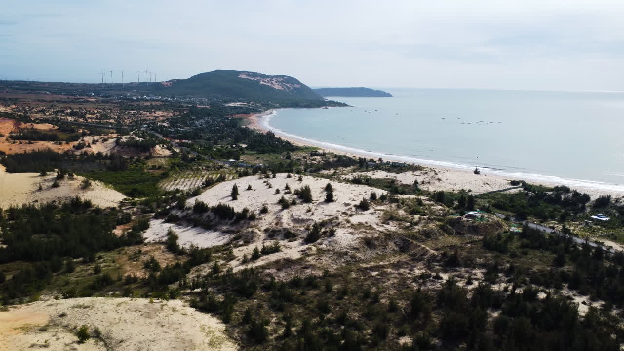 dunas de arena cerca de la playa costera tropical de vietnam, vista aérea a gran altitud