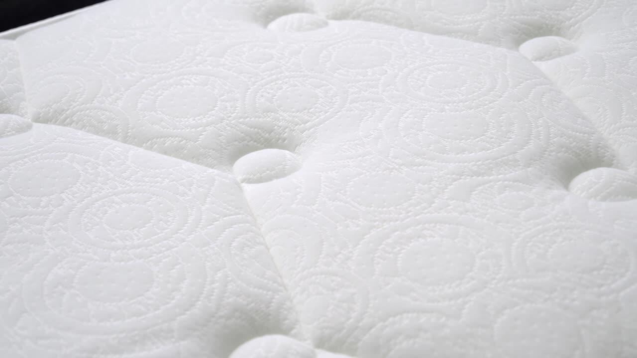 primer plano de un colchón blanco con mechones