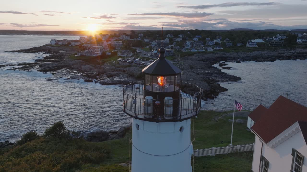 요크 비치 메인의 항공 드론  ⁇ 이 케이프 네 ⁇  누블 등대 위를 날아가며 해가 지는 모습