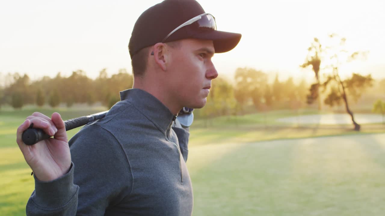 Golf sahasında golf sopası tutan beyaz tenli bir adamın videosu.