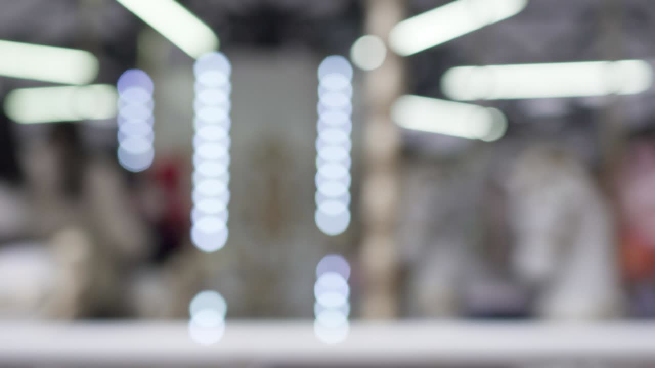 놀이 공원에서 회전하는 카루셀: 초점 밖, 주체가 중간에, 금속 레일링이 화면 아래쪽에 있습니다.