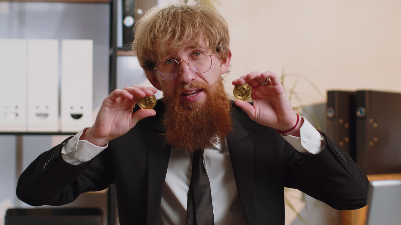 бизнесмен-торговец акциями, зарабатывающий биткойны после онлайн-мониторинга торговых операций в офисе