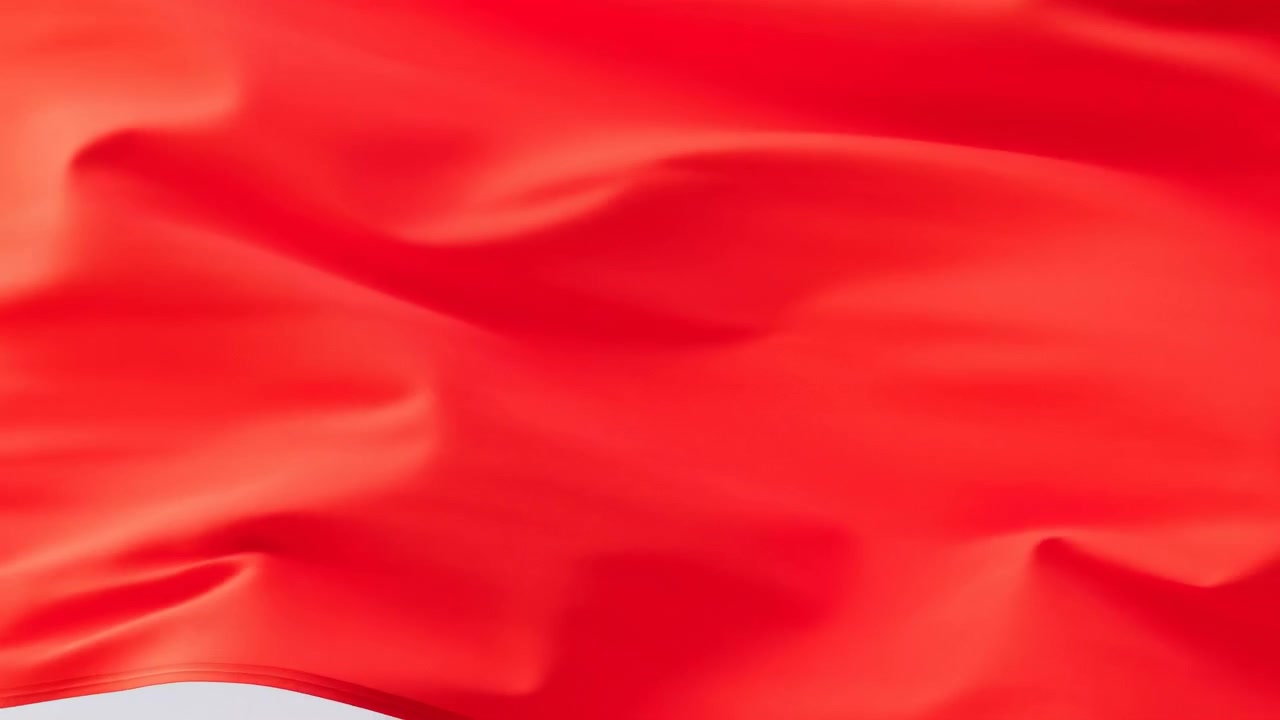 Primo piano di tessuto rosso simile al raso che si distende da pieghe strette in ampie onde lisce, con luce morbida e diffusa, sottili riflessi, colore ricco ed elegante