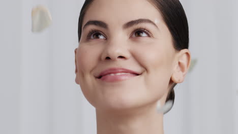 Cerrar-Retrato-Hermosa-Mujer-Joven-Pétalos-De-Rosa-Cayendo-Tocando-La-Piel-Desnuda-Disfrutando-De-La-Belleza-Natural-Fragancia-Acariciando-Suave-Cuidado-De-La-Piel-Saludable-Sensual-Elegancia-Femenina-Cámara-Lenta