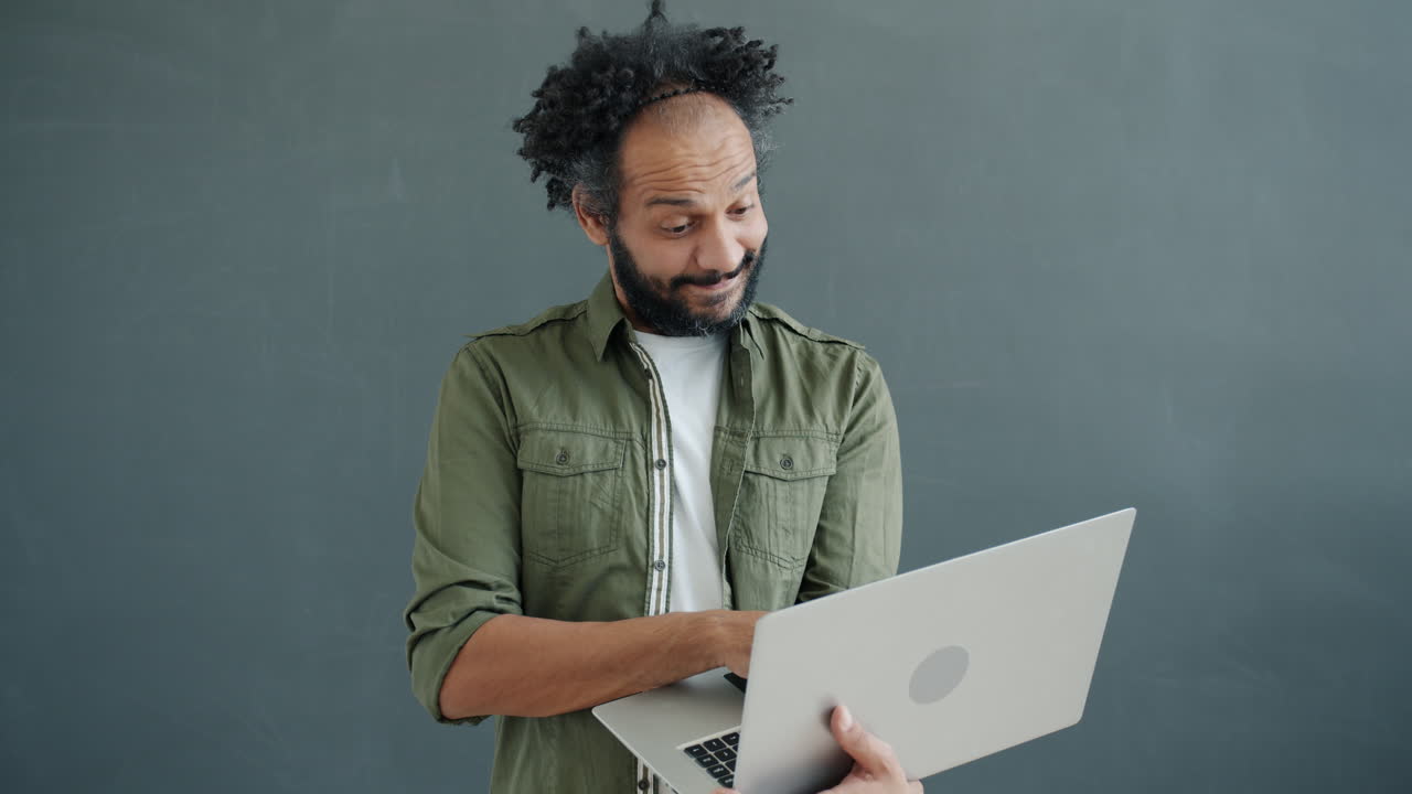 Uomo che utilizza laptop