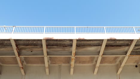 construcción de un puente metálico con lugares oxidados en las juntas causados por la lluvia y la humedad