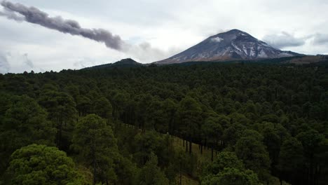 Drohnenschuss,-Der-Vor-Dem-Vulkan-Popocatepetl-Aufstieg,-Während-Er-Rauch-Und-Asche-Ausstieß