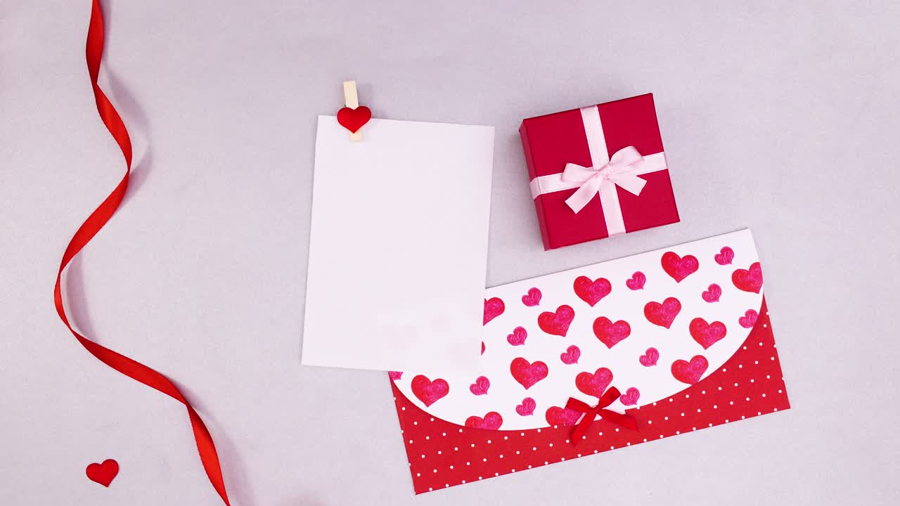 발렌타인 데이 스 모션 카드는 발렌타인의 봉투에서 나오고 선물과 리본이 나타납니다.