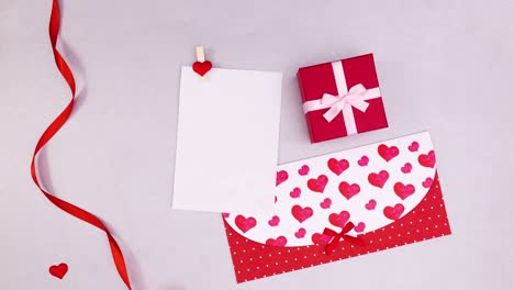 la tarjeta de stop motion del día de san valentín sale del sobre de valentín y aparecen el regalo y la cinta