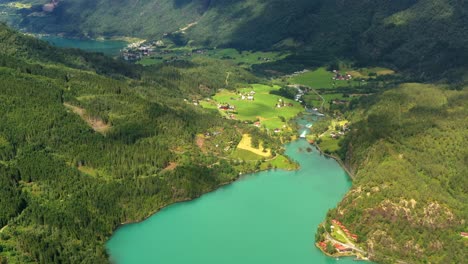 Hermosa-Naturaleza-Noruega-Paisaje-Natural-Lago-Lovatnet.