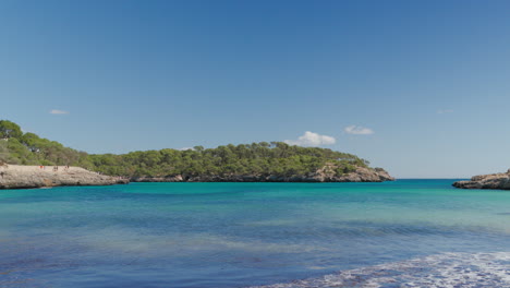 Vista-Panorámica-De-La-Playa-De-Cala-Mondrago-En-Mallorca-Con-Aguas-Cristalinas-De-Color-Turquesa.