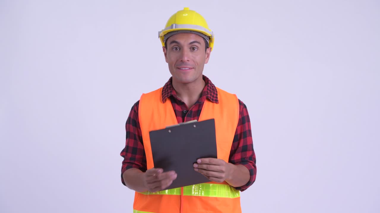 joven y guapo hombre hispano trabajador de la construcción