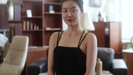 가게에 있는 아시아 여자