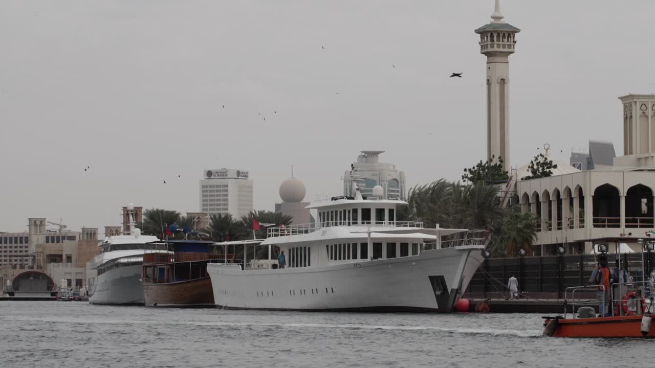 아랍 에미레이트 연방의 중동에 있는 오래된 두바이 강에서 보트, 요트