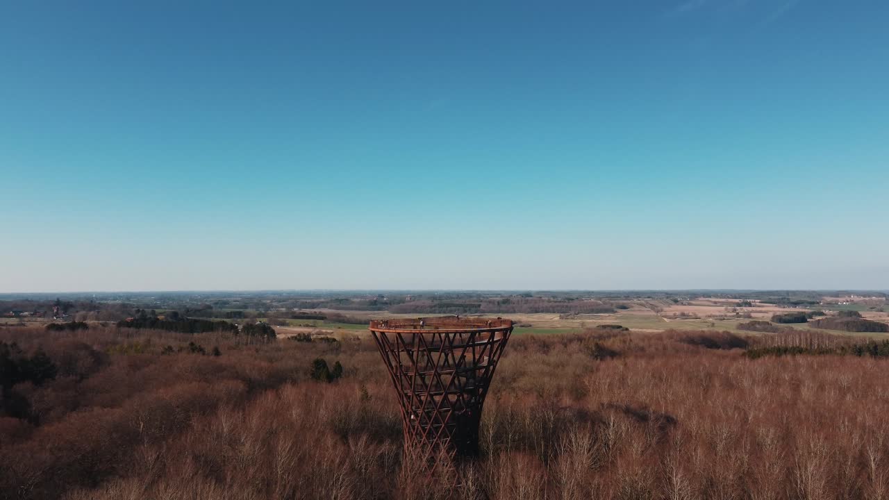 vista aérea de drones de personas caminando en la experiencia del árbol dinamarca