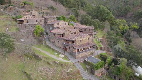 Vista-Panorámica-De-La-órbita-Aérea-Del-Pequeño-Pueblo-De-Cerdeira:-Un-Patrimonio-Arquitectónico-único-De-Portugal