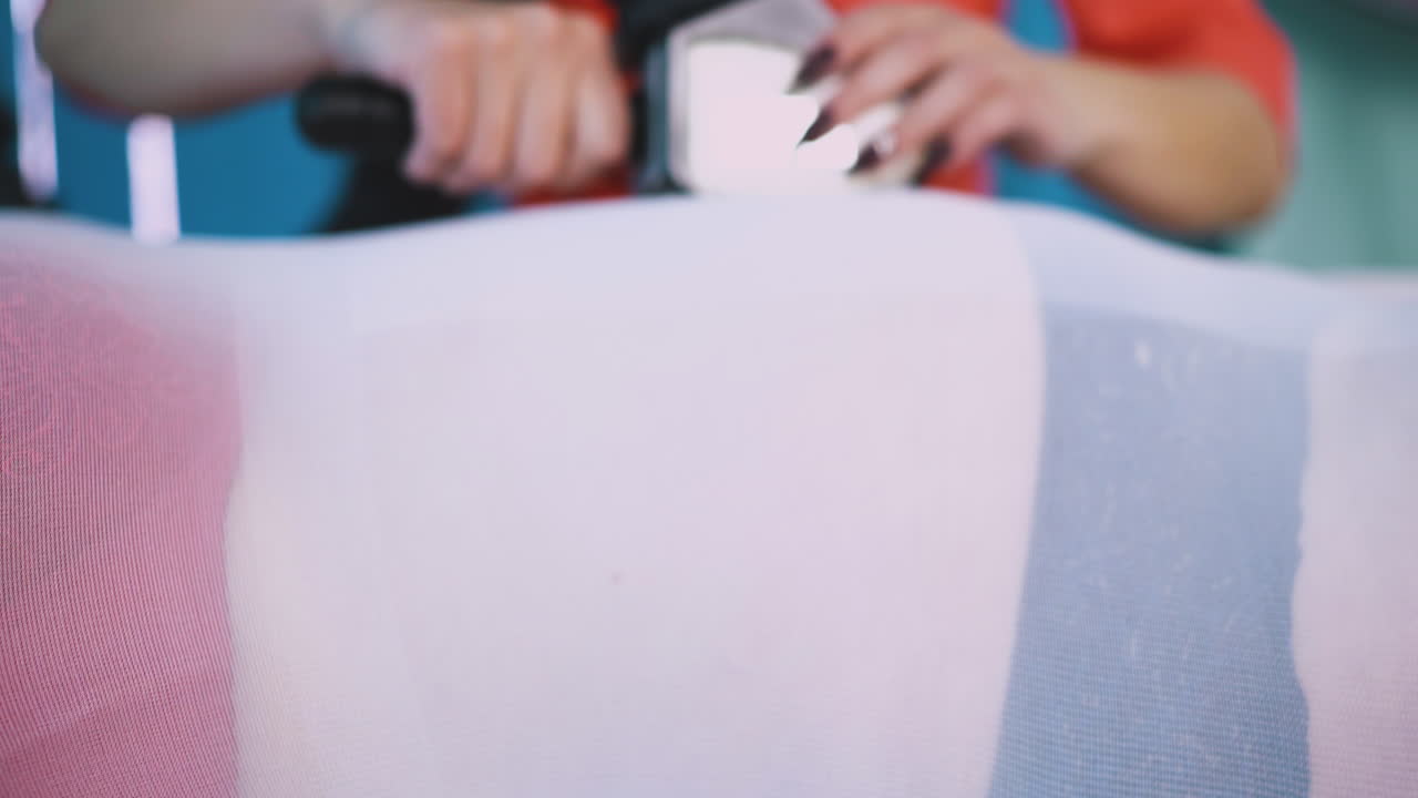 미용사는 고객의 배를 진공 롤러로 마사지합니다.