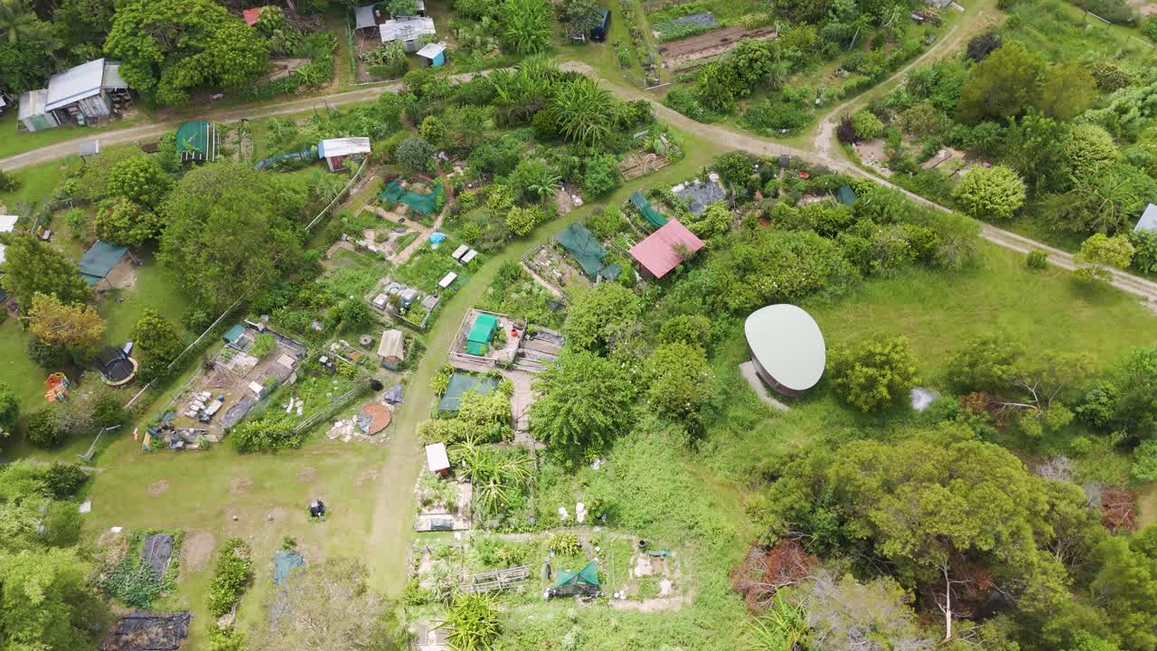 농촌 mullumbimby의 울창한 정원과 경로