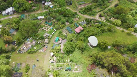 jardines exuberantes y caminos en el mullumbimby rural