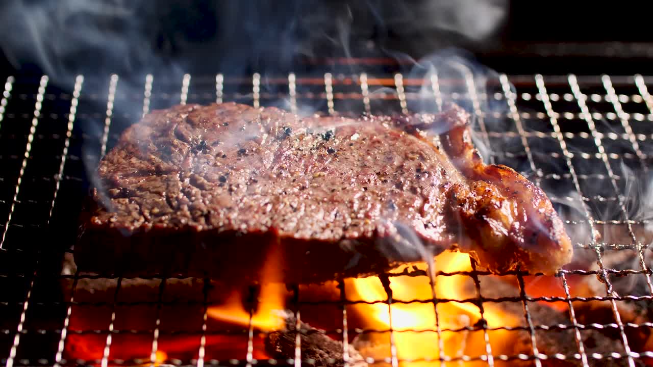 bistec a la parrilla de solomillo en el fuego 4k