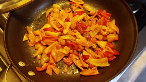 pimientos coloridos salteados en la parte superior de la gama sin tapa, vista superior