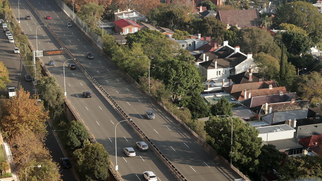 주거 지역을 통과하는 고속도로, 항공