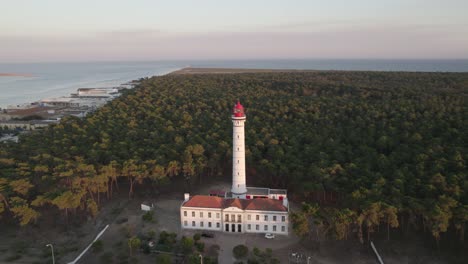 vuelo aéreo hacia el faro de vila real de santo antónio