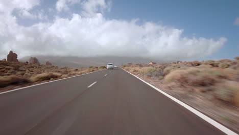 conducir un automóvil con cámara de acción adjunta en el parque nacional del teide tenerife