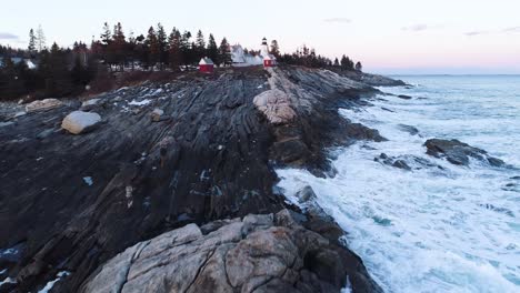 Luftaufnahme-Vom-Meer-Zum-Land,-Hervorhebung-Des-Grindelpunktlichts-Islesboro,-Maine,-USA