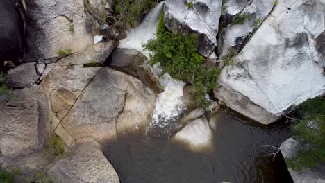 Pedestal-Aéreo-Vista-Superior-De-Las-Cataratas-De-Emerald-Creek