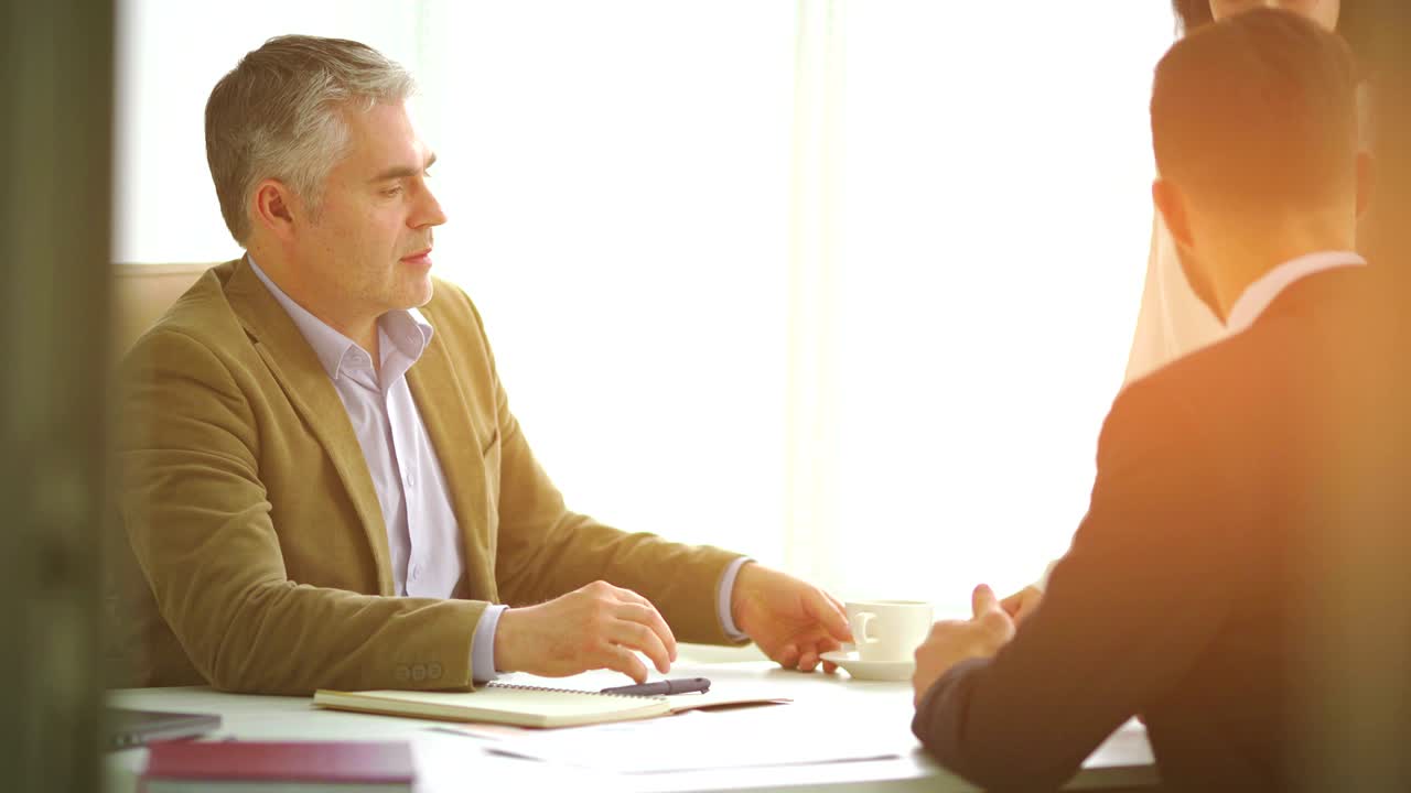 두 사업가가 사무실에서 회의를 가지고 있습니다.