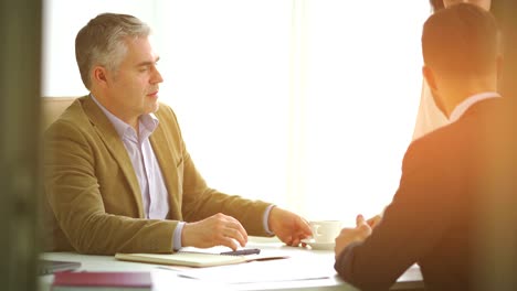 los dos hombres de negocios tienen una reunión en una oficina
