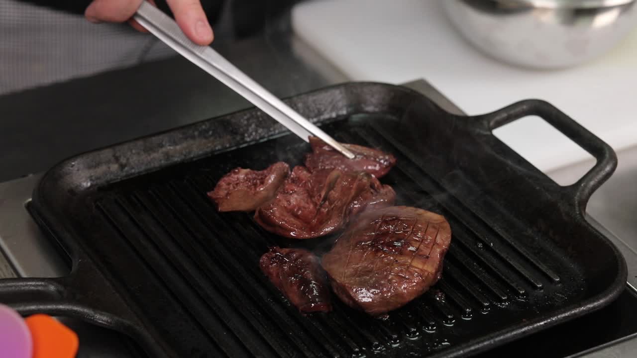 고기 간 과 스테이크 를 그릴 에 조리 하는 것