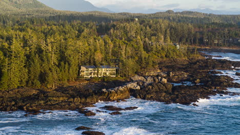 video de avión no tripulado al atardecer en ucluelet, columbia británica, canadá sobre el océano y el bosque