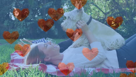 animación de iconos de corazón rojo sobre mujer caucásica con perro mascota