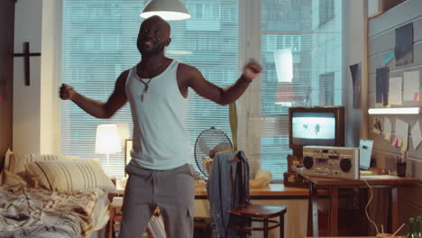 hombre negro feliz bailando en casa