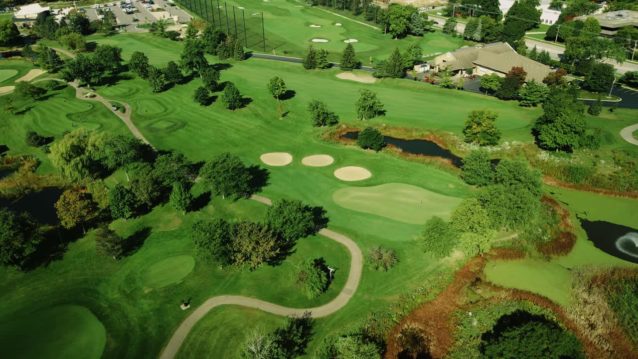 푸른 잔디가 있는 골프 코스의 궤도 샷