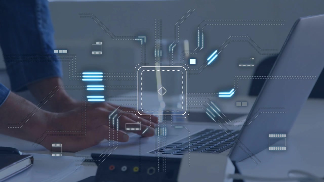 Mann tippt auf Laptop, aktiviert ein animiertes Schaltkreis-HUD über der Tastatur und visualisiert technische Daten.