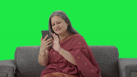 Feliz-Anciana-India-Desplazándose-Por-La-Pantalla-Verde-Del-Teléfono